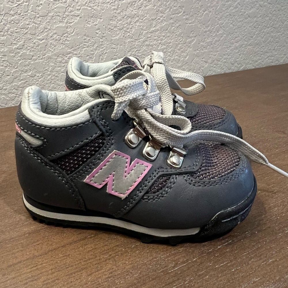 New Balance 710 toddler Kids' Gray and Pink Lace-Up Sneakers hiking shoes size 5